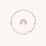 Logo MitVielfaltRaum: runder Schriftzug um einen Regenbogen in Pastellfarben